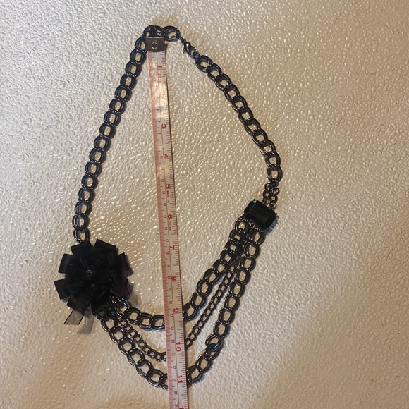 Chain fashion necklace with flower - Picture 5 of 7